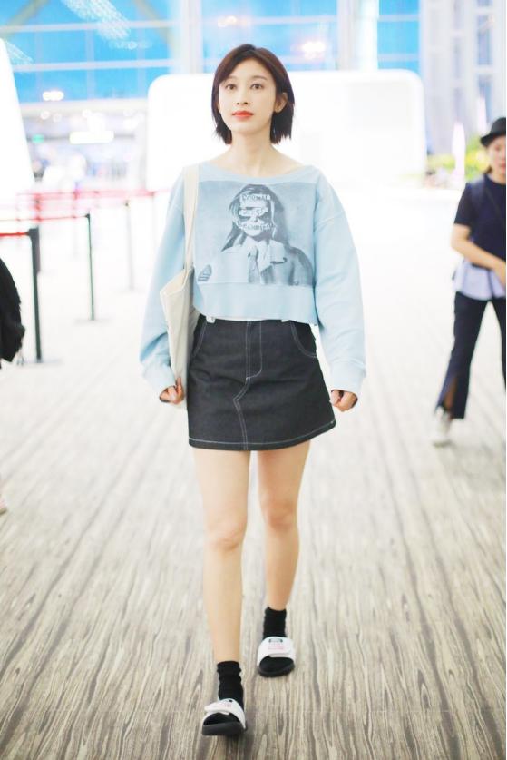 现在的斜挎帆布包还流行吗,还在背水桶包吗