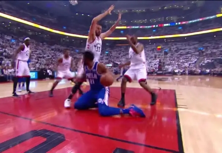 76人vs猛龙恩比德庆祝动作,恩比德绝杀猛龙找德雷克