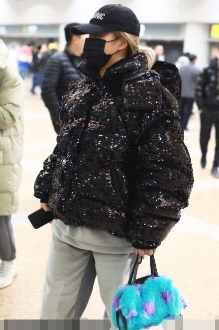 王菊白色运动裤,王菊被吐槽胖