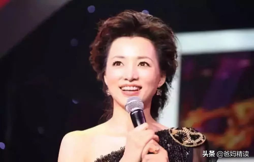 董卿从开始到结束春晚回顾,董卿退出央视后现在做什么呢