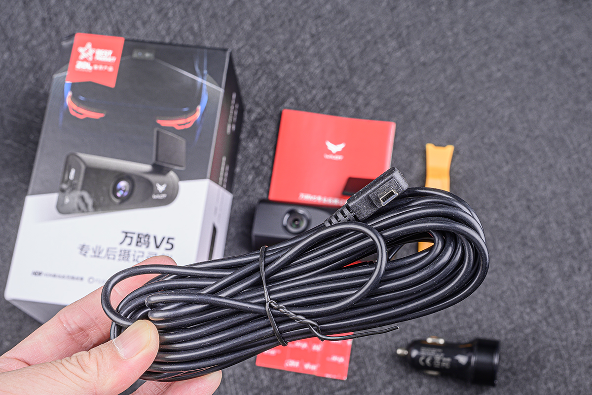 远离追尾纠纷，后视更专业，万鸥V5行车记录仪