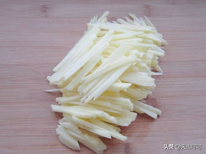 炒土豆丝粘锅的做法,炒土豆丝老是粘锅怎么回事