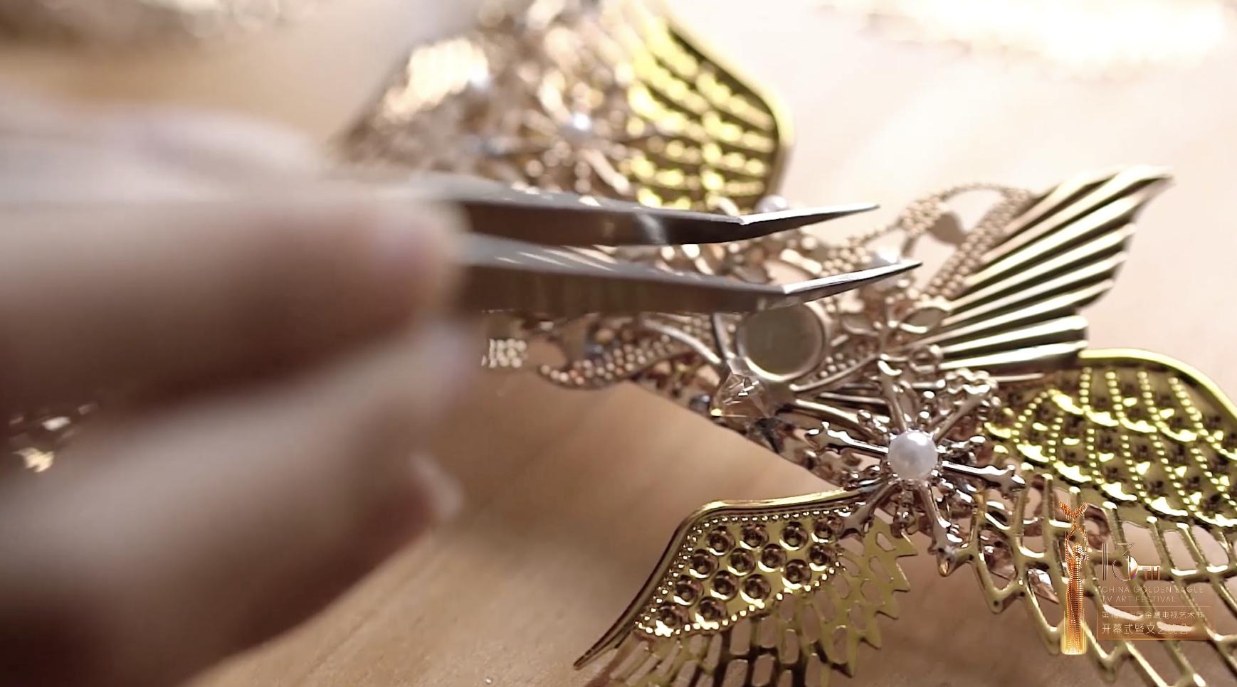 它叫金光羽衣！幕后团队揭秘：金鹰女神史上第一件会发光的战袍？