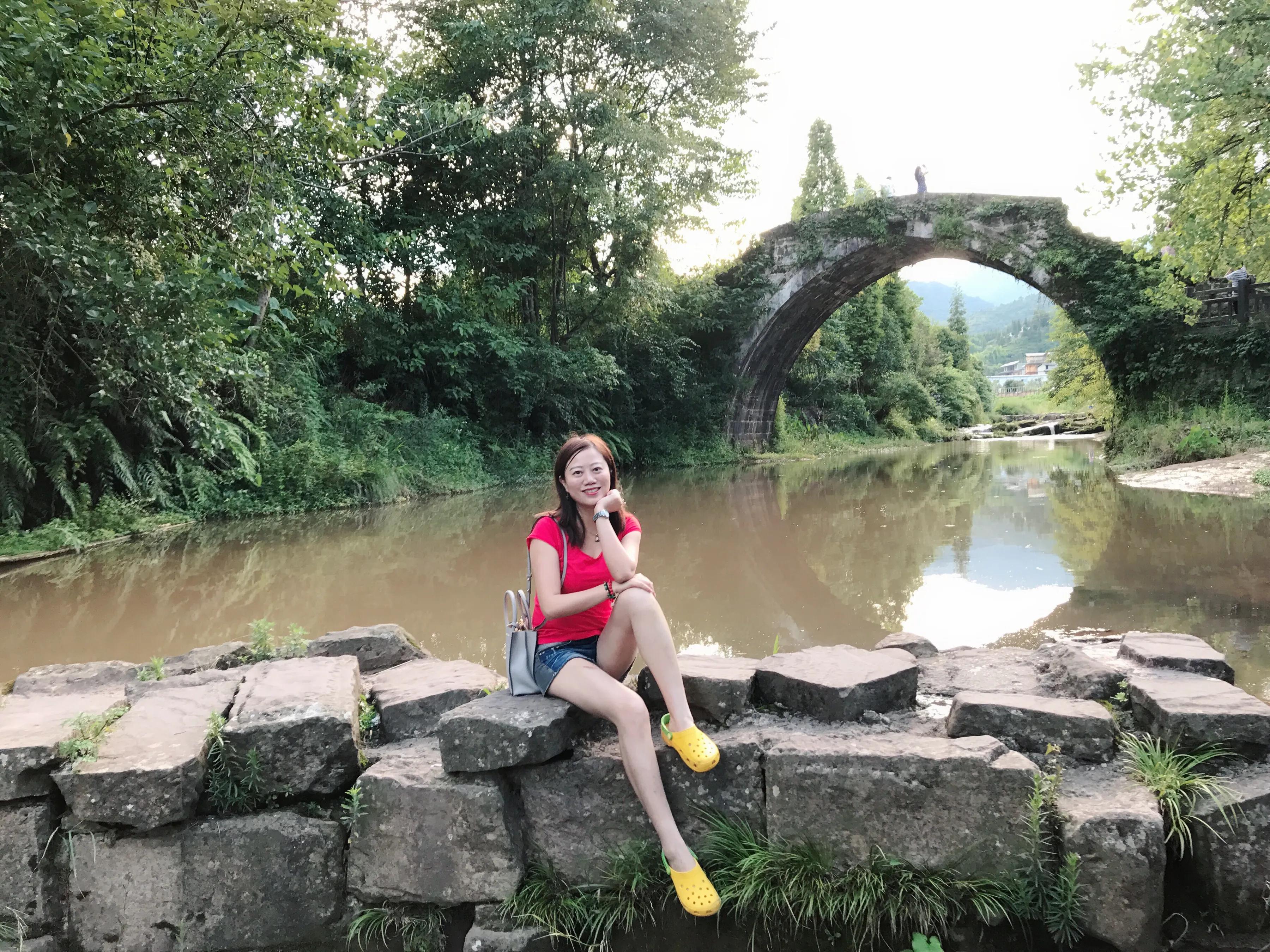 两水夹明镜双桥落彩虹全诗,有山有水不潮湿的避暑胜地