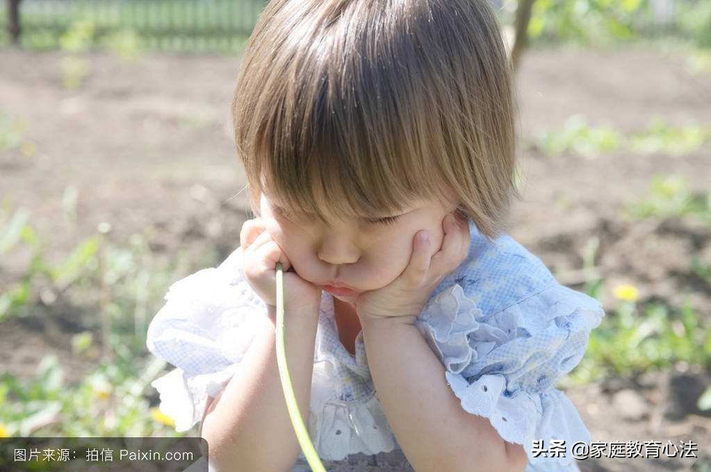 孩子很内向胆小家长该怎么引导,孩子内向胆小如何教育呢