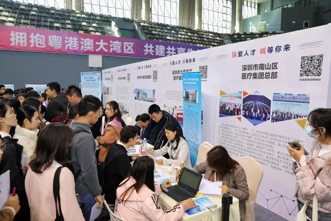 把医生捧上“天”的深圳，又放史上最大招医令：7734人！
