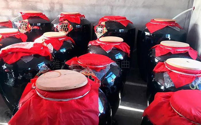 菊花酒在古代又称长寿酒，那菊花酒是怎样酿造出来的？