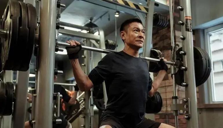 别讨论吴亦凡了，请所有男星按这位的标准“内卷”