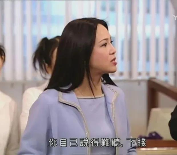 还记得2000年拿下黄子华的中环女律师MissMo穿过什么吗？