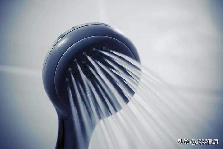 头发干枯毛躁没有造型,头发干枯没有垂感