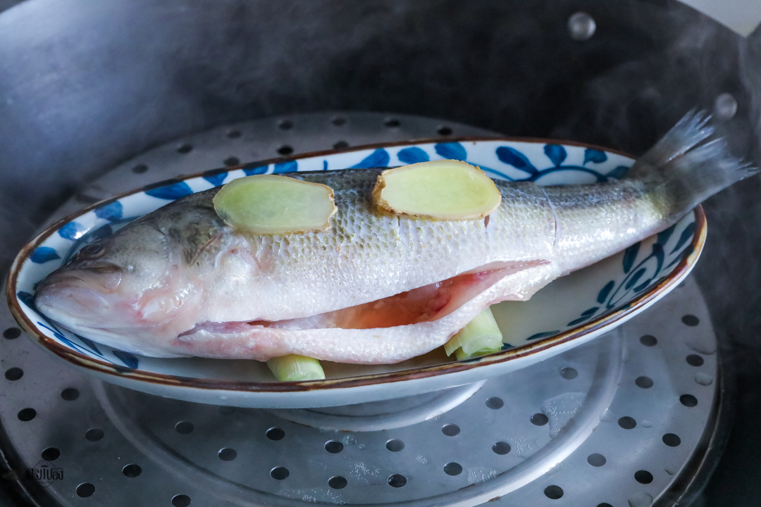 蒸鱼后先淋油还是先加蒸鱼豉油,蒸鱼时先放蒸鱼豉油还是先淋油