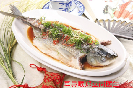 不小心鱼骨卡到喉咙里怎么办,鱼骨卡喉咙久了会化掉吗