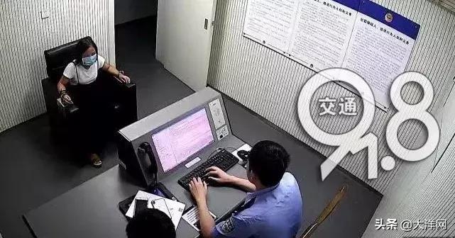 女子崩溃大哭举报男友藏毒,女子因家暴男友被捕当街痛哭