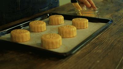 做月饼的简单方法家常不用糖浆,中秋节做月饼不用冰粉的教程