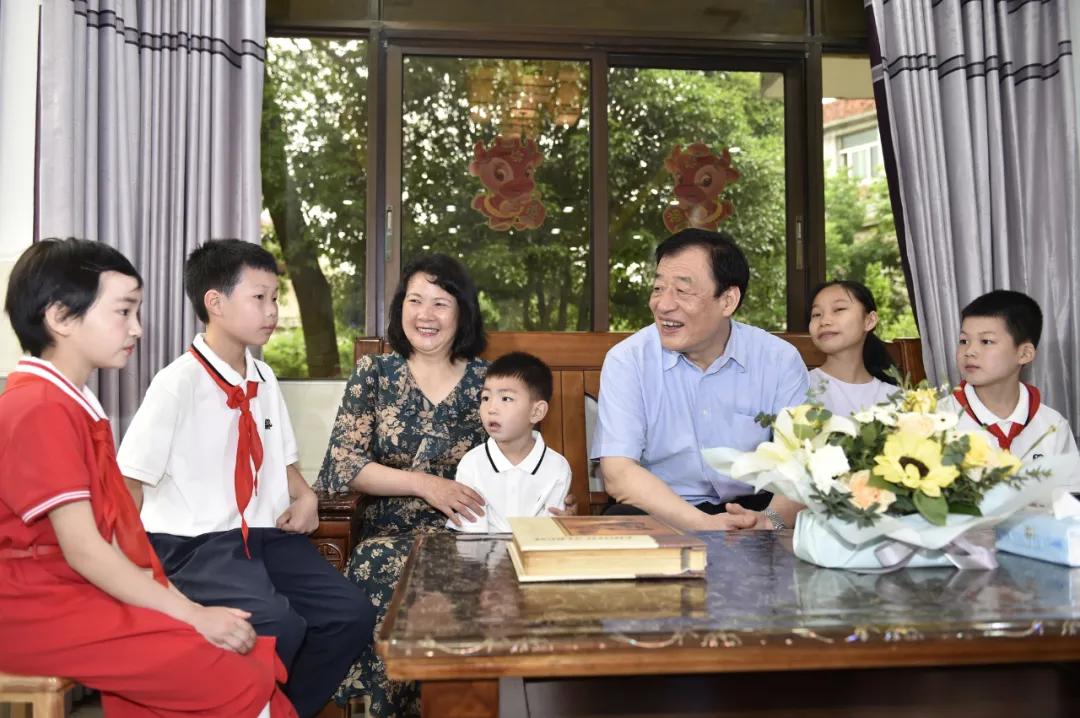 书记省长“六一”前夕看望慰问少年儿童:“祝福孩子们健康快乐、茁壮成长”