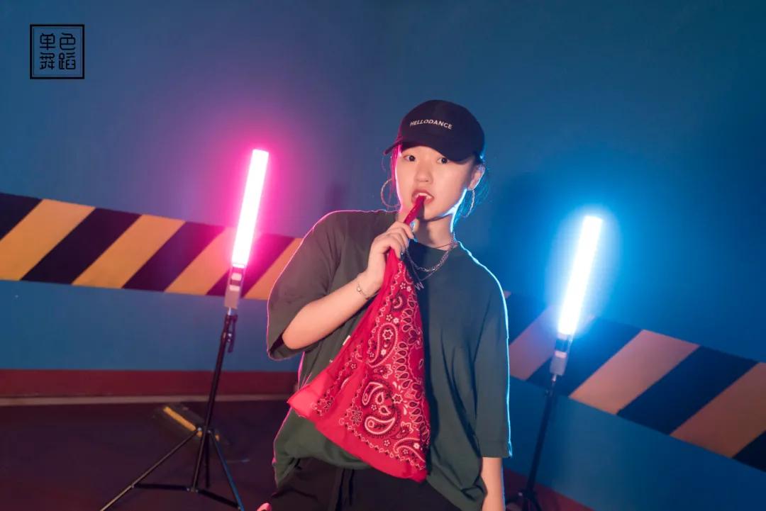 优雅穿搭和艺术感穿搭,十分简约的穿搭穿出高级感