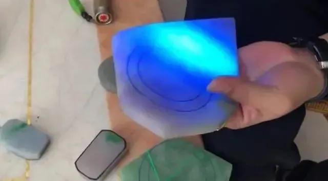 验钞灯能鉴别翡翠真假吗,用纸鉴定翡翠真假靠谱吗