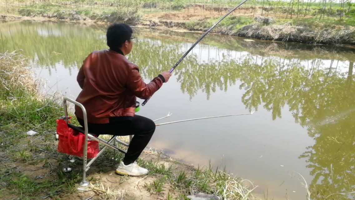钓鱼遇小鱼闹窝怎么办,钓鱼遇小鱼闹窝用什么饵料最好
