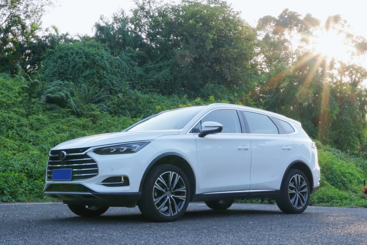 比亚迪唐燃油版和汉兰达,汉兰达对比比亚迪唐燃油