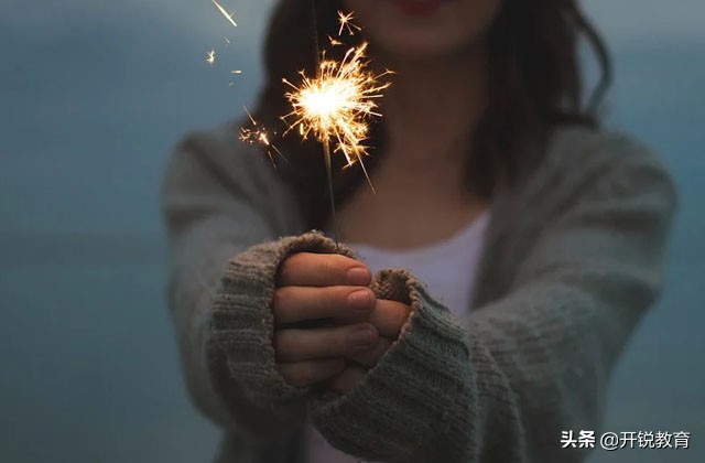 军人退役泪别,军人转业保家卫国