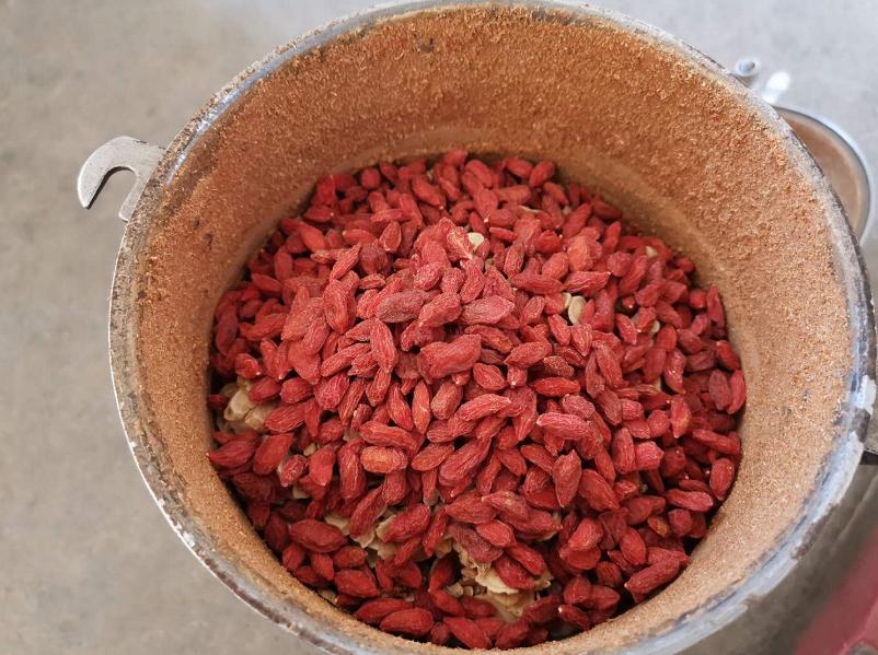 养鸡100万致富经视频,900元养鸡养猪