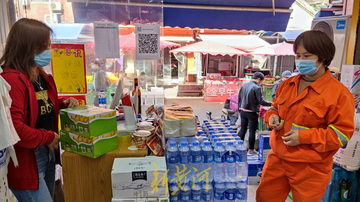 开在菜市场瞄准中老年群体,便利店“异类”来身边搅局了