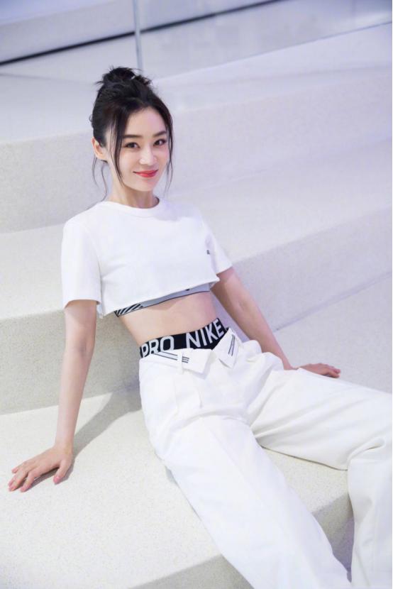 袁姗姗最近也太有元气了！白色短款上衣搭配运动裤，尽显优秀身材