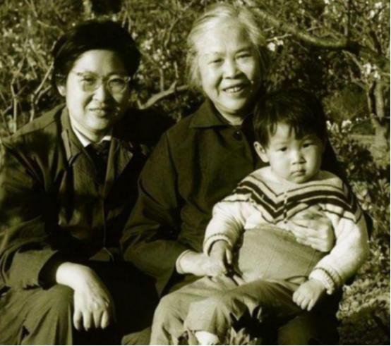 79年，*子珍贺**坐车路过*安门天**，看到毛主席挂像时直起身：开得慢点