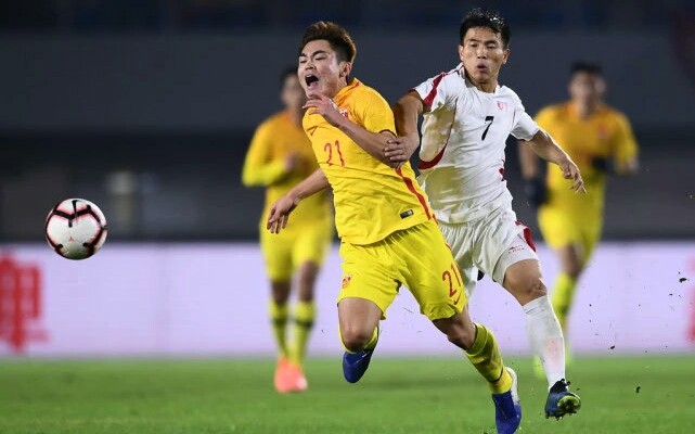 国奥0-1十人朝鲜！高洪波铁青着脸！球迷：合同是不是又要拿回去