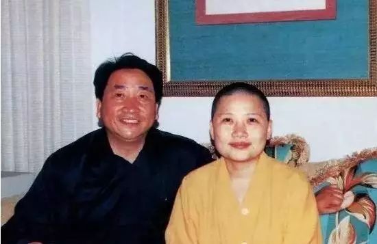 有没有当年李娜出家剃度视频,李娜出家后的青藏高原