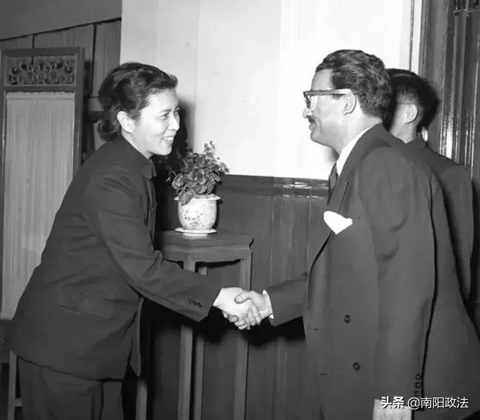 【荐读】你只知道王毅、华春莹，却不知道这个迷倒万千人的燕大“校花”才是曾经中国外交部隐藏的最狠角色！