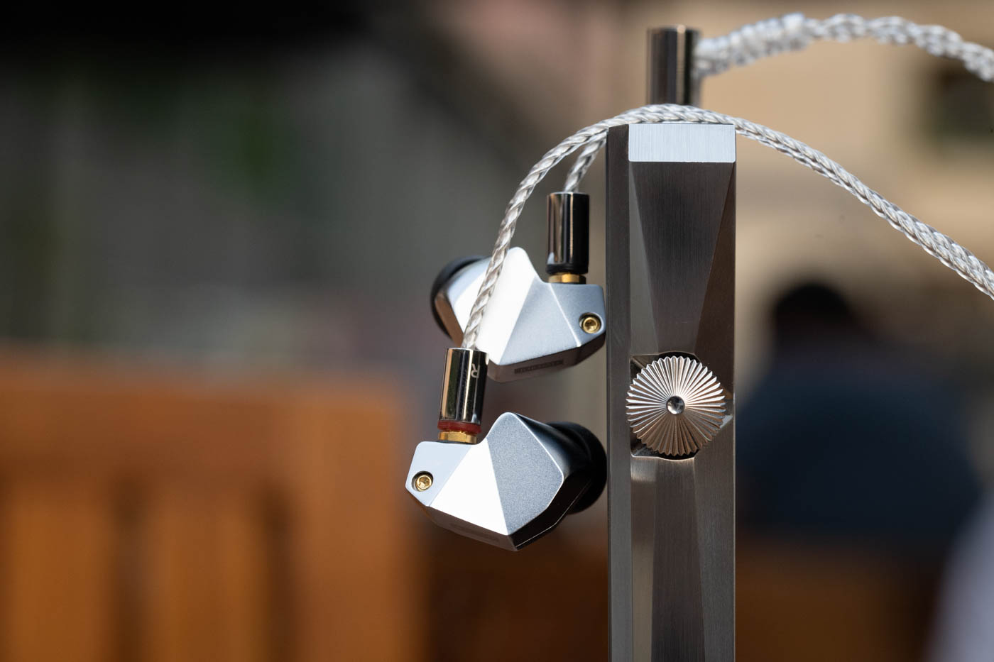 你要的是这个金耳机，这个银耳机，还是这个铁耳机呢？