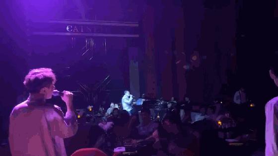 这家藏在居民楼里の「复古酒吧」，居然靠着“人气美食”上位？