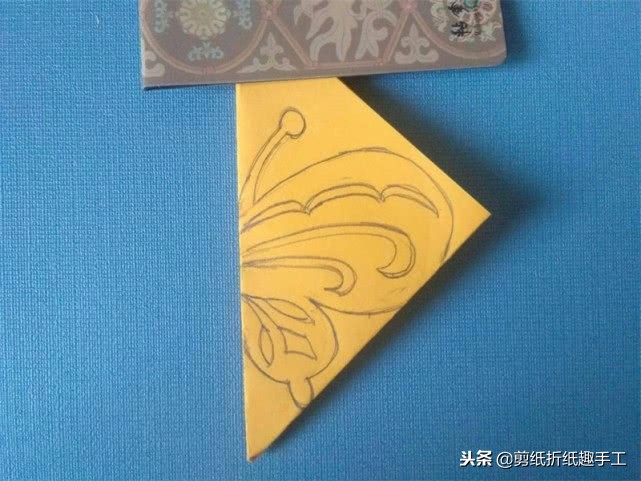 对折两次剪出四只蝴蝶,剪出四只蝴蝶