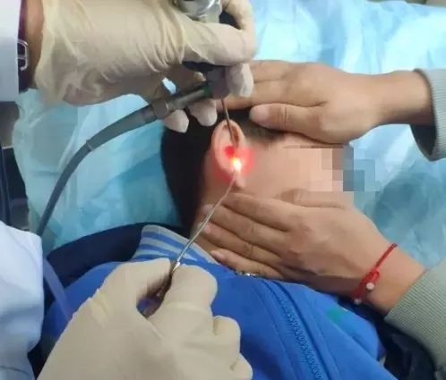 七岁小孩耳朵前面长小米粒,7岁小孩耳朵里有虫