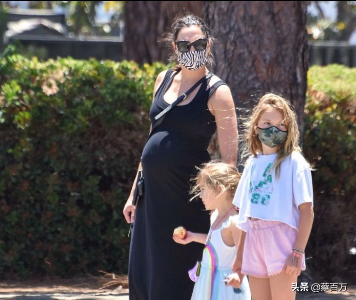 盖尔加朵挺孕肚逛街,盖尔加朵孕肚照