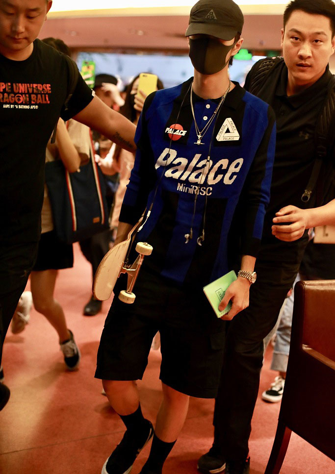 王一博牛仔服棒球帽舞蹈,王一博穿黑色短袖戴渔夫帽拿滑板