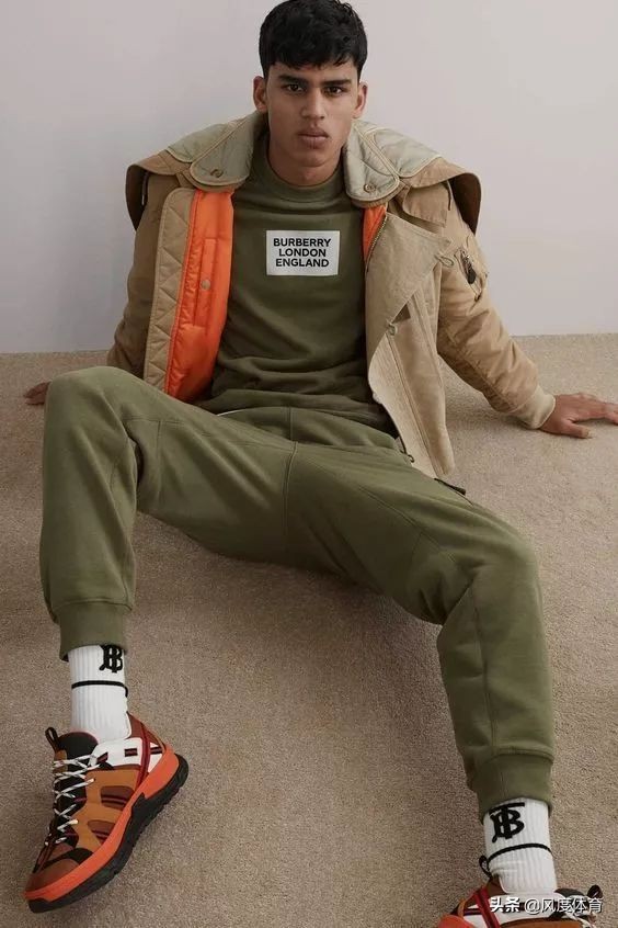 颜值高大长腿还会穿,谁高中没有暗恋过这样一个体育生?