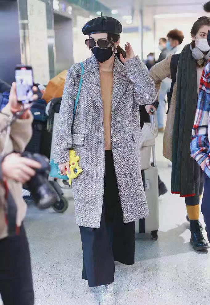 范冰冰最近出席活动照片一身西装,范冰冰一袭绿裙现身机场