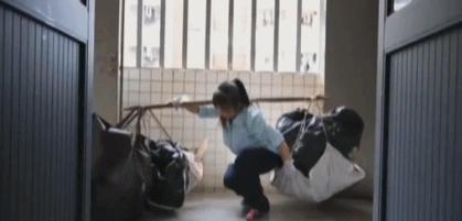 又一位扫地僧火了！保洁阿姨气哭美术生，无名之辈也能梦想成真！