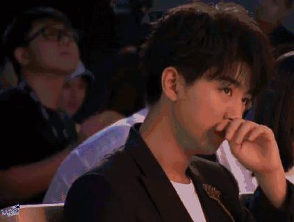 王俊凯怎么打哈欠的,王俊凯忍住打哈欠