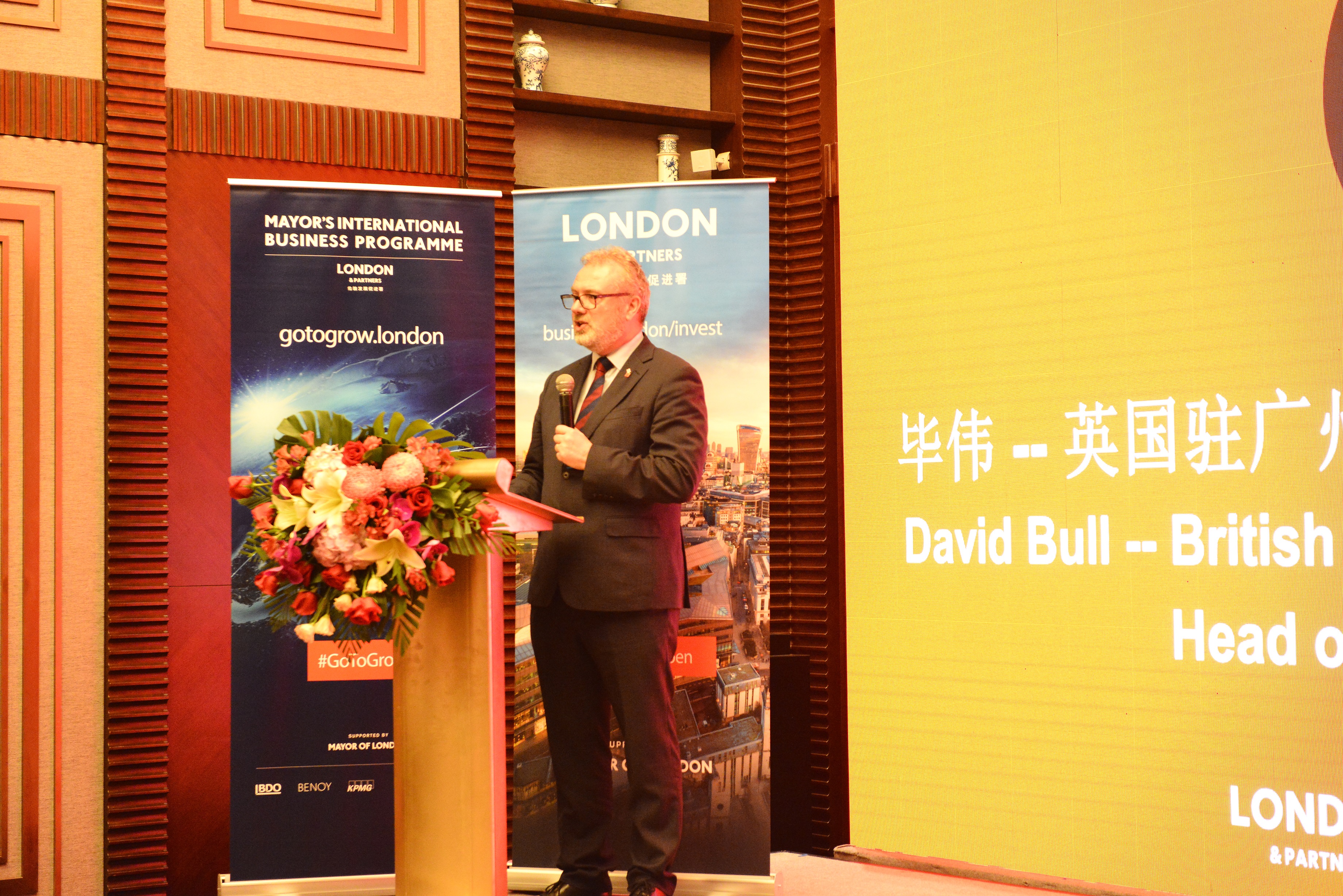 伦敦副市长与微队队长联袂演示智能足球感知技术