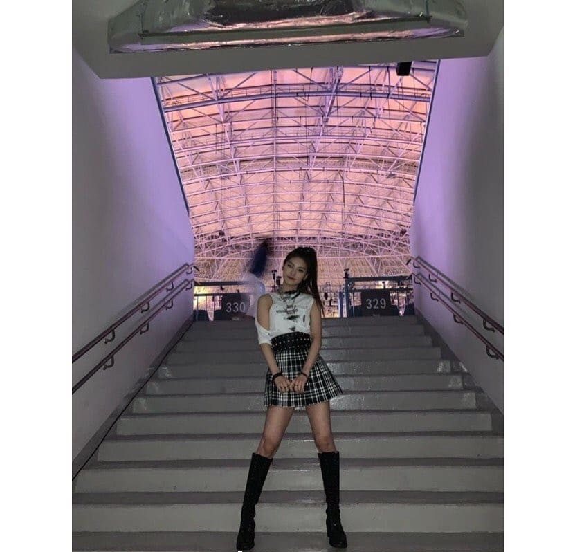 “猫系长相”黄礼志，穿印花卫衣配骑士靴，高级脸成简单穿搭亮点