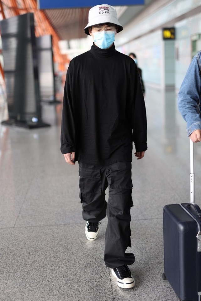 刘昊然身材修长,刘昊然净身高有185吗