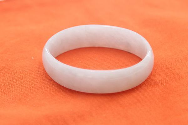 长期佩戴玉手镯有什么好吗,长期戴玉手镯能不能越来越通透