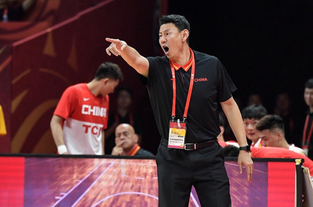 无语!21人庞大教练团队成“聋子耳朵”,雅尼斯建议遭李楠无视