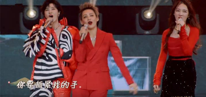 暖心郁可唯唱歌,郁可唯羽绒服蓝色