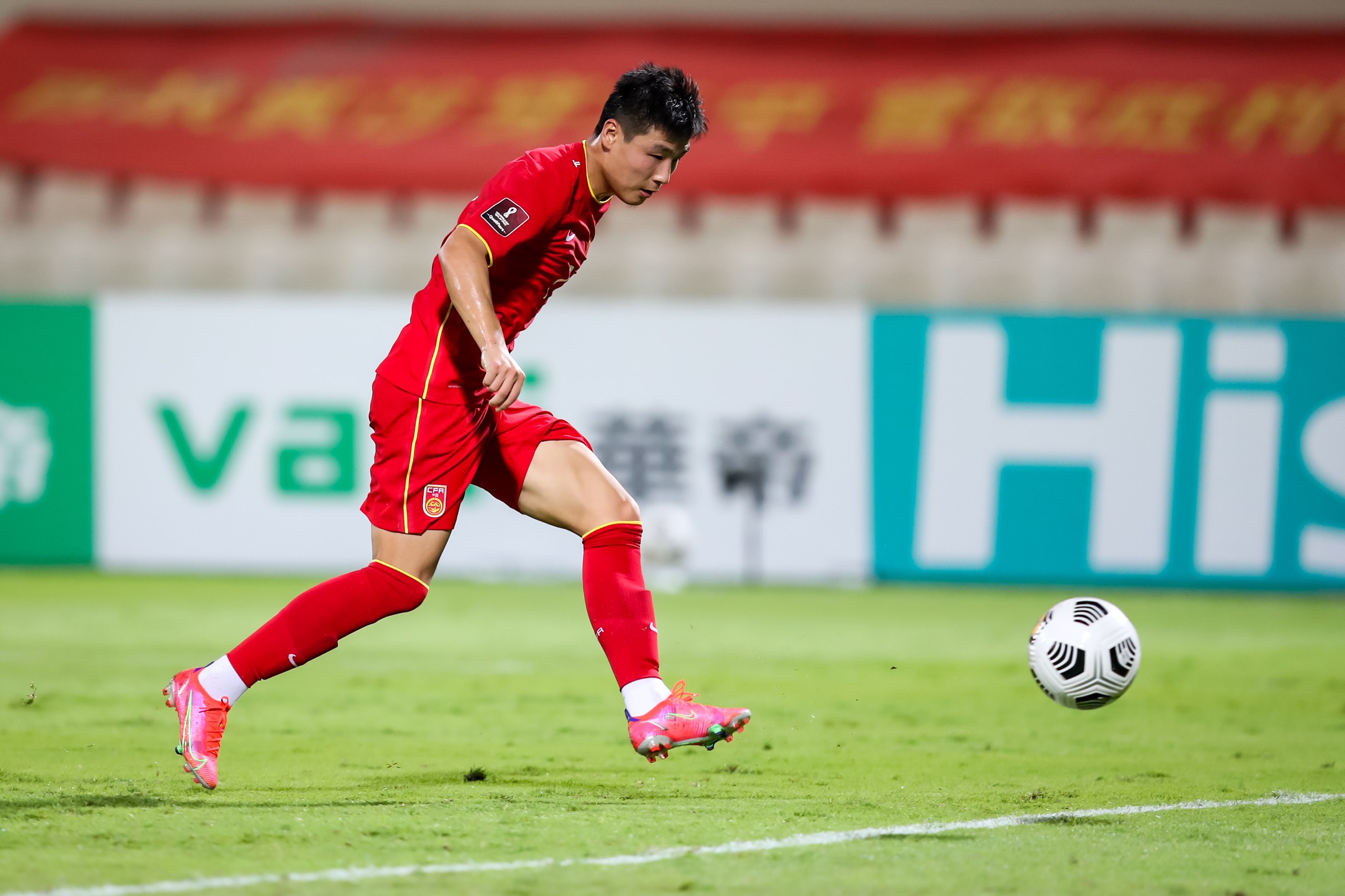 武磊打马尔代夫彩虹过人,武磊对球迷的鼓励