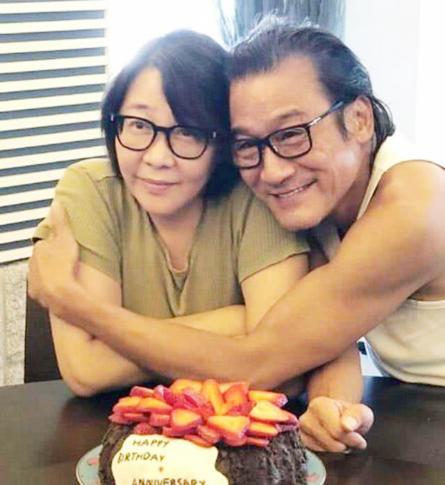 影帝梁家辉沦落摆地摊,梁家辉追虎擒龙摆地摊