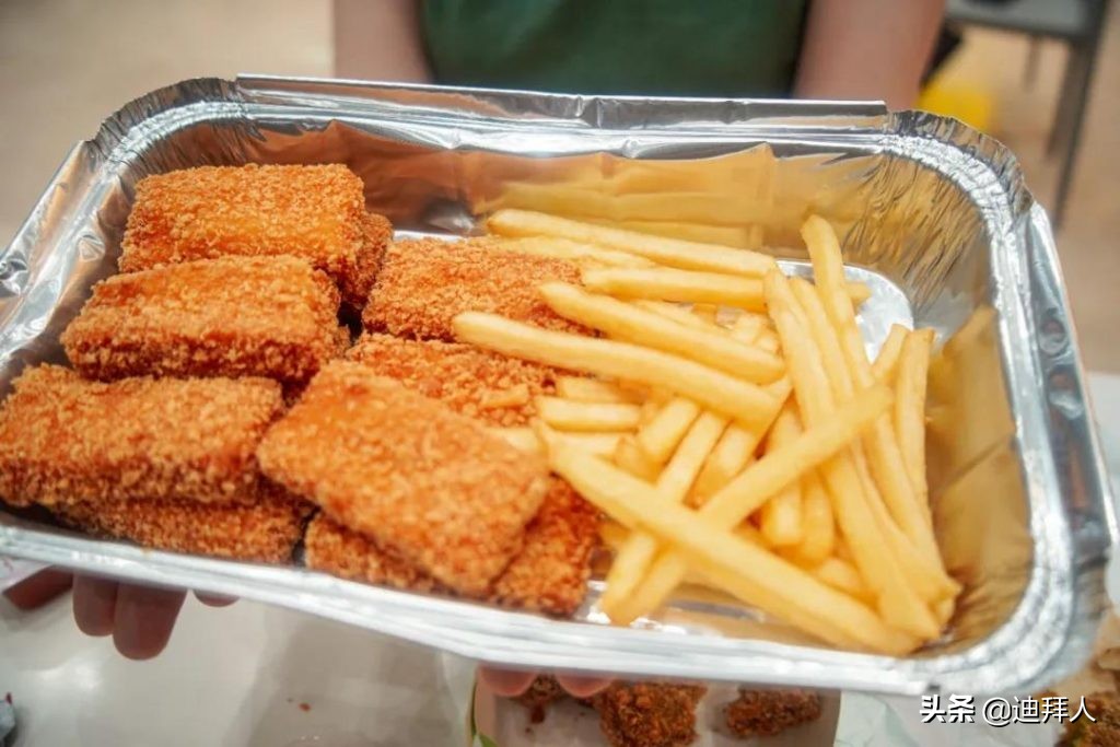 这只“鸡”不一般！啃过都说好！探访来自沙特的灵魂炸鸡店AlBaik